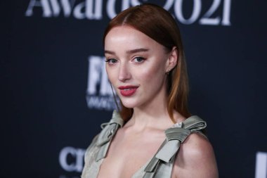 Louis Vuitton elbisesi giyen aktris Phoebe Dynevor, 15 Kasım 2021 'de ABD' nin Kaliforniya eyaletinin Los Angeles kentinde düzenlenen 6.. 