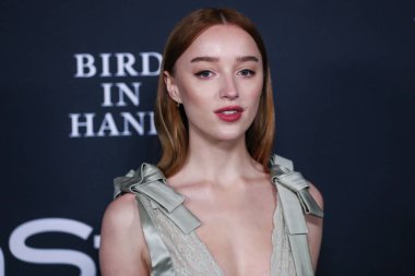 Louis Vuitton elbisesi giyen aktris Phoebe Dynevor, 15 Kasım 2021 'de ABD' nin Kaliforniya eyaletinin Los Angeles kentinde düzenlenen 6.. 