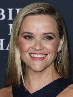 Michael Kors elbisesi giyen aktris Reese Witherspoon ve Tiffany & Co. mücevher, 15 Kasım 2021 'de ABD' nin Los Angeles, Kaliforniya kentinde düzenlenen 6. Yıllık InStyle Ödülleri 'ne geldiler..