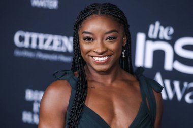 Jimnastikçi Simone Biles Aliette elbisesi, Christian Louboutin ayakkabısı ve Judith Leiber çantası taşırken Matteo mücevheri giyerek 15 Kasım 2021 'de Los Angeles, Kaliforniya' daki Getty Center 'da düzenlenen 6.