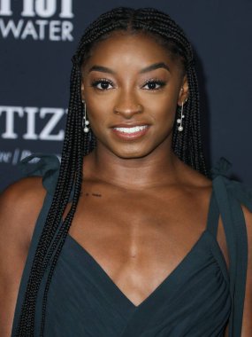 Jimnastikçi Simone Biles Aliette elbisesi, Christian Louboutin ayakkabısı ve Judith Leiber çantası taşırken Matteo mücevheri giyerek 15 Kasım 2021 'de Los Angeles, Kaliforniya' daki Getty Center 'da düzenlenen 6.
