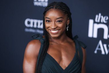 Jimnastikçi Simone Biles Aliette elbisesi, Christian Louboutin ayakkabısı ve Judith Leiber çantası taşırken Matteo mücevheri giyerek 15 Kasım 2021 'de Los Angeles, Kaliforniya' daki Getty Center 'da düzenlenen 6.
