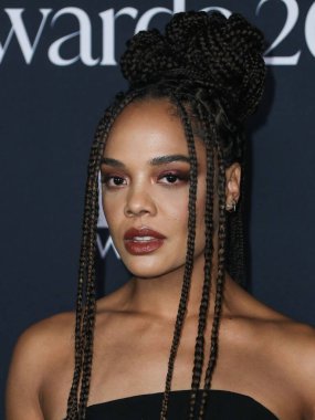 Christian Siriano elbisesi ve Grace Lee mücevheri giyen aktris Tessa Thompson, 15 Kasım 2021 'de ABD' nin Kaliforniya eyaletinin Los Angeles kentinde düzenlenen 6.. 