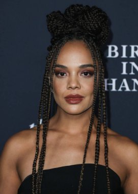 Christian Siriano elbisesi ve Grace Lee mücevheri giyen aktris Tessa Thompson, 15 Kasım 2021 'de ABD' nin Kaliforniya eyaletinin Los Angeles kentinde düzenlenen 6.. 