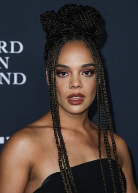 Christian Siriano elbisesi ve Grace Lee mücevheri giyen aktris Tessa Thompson, 15 Kasım 2021 'de ABD' nin Kaliforniya eyaletinin Los Angeles kentinde düzenlenen 6.. 