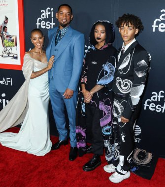 Aktris Jada Pinkett Smith, Will Smith, Willow Smith ve Jaden Smith, 14 Kasım 2021 'de Hollywood, Los Angeles, ABD' deki TCL Çin Tiyatrosu IMAX 'ta düzenlenen Warner Bros. Pictures' King Richard 'ın 2021 Kapanış Gecesi' ne geldiler.