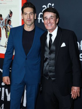 Aktör Jon Bernthal ve Amerikalı tenis koçu Rick Macci, 14 Kasım 2021 'de Hollywood, Los Angeles, Kaliforniya' da düzenlenen Warner Bros. Pictures 'King Richard' ın Kapanış Gecesi 'ne geldiler.