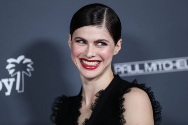 Aktris Alexandra Daddario, 13 Kasım 2021 'de Batı Hollywood, Los Angeles, Kaliforniya, ABD' deki Pacific Design Center 'da düzenlenen Baby2Baby 10 yıllık galasına geldi..