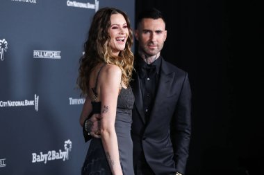 Model Behati Prinsloo ve kocası / şarkıcısı Adam Levine, 13 Kasım 2021 'de Batı Hollywood, Los Angeles, Kaliforniya, ABD' deki Pasifik Tasarım Merkezi 'nde düzenlenen Baby2Baby 10 yıllık galasına geldiler..