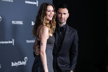 Model Behati Prinsloo ve kocası / şarkıcısı Adam Levine, 13 Kasım 2021 'de Batı Hollywood, Los Angeles, Kaliforniya, ABD' deki Pasifik Tasarım Merkezi 'nde düzenlenen Baby2Baby 10 yıllık galasına geldiler..