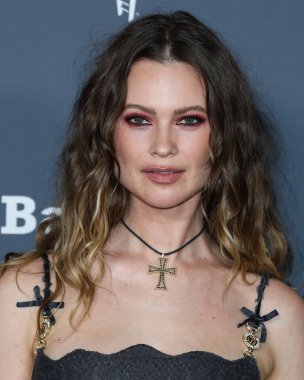 Versace elbisesi giyen Model Behati Prinsloo, 13 Kasım 2021 'de Batı Hollywood, Los Angeles, Kaliforniya, ABD' deki Pasifik Tasarım Merkezi 'nde düzenlenen Baby2Baby 10 yıllık galasına geldi.. 