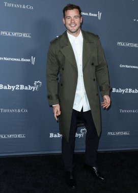 Colton Underwood, 13 Kasım 2021 'de Batı Hollywood, Los Angeles, Kaliforniya, ABD' deki Pasifik Tasarım Merkezi 'nde düzenlenen Baby2Baby 10 yıllık galasına ulaşır..