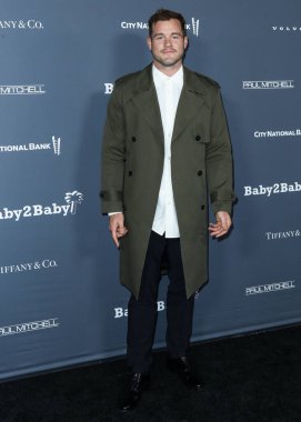 Colton Underwood, 13 Kasım 2021 'de Batı Hollywood, Los Angeles, Kaliforniya, ABD' deki Pasifik Tasarım Merkezi 'nde düzenlenen Baby2Baby 10 yıllık galasına ulaşır..