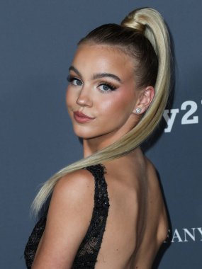 Emma Brooks, 13 Kasım 2021 'de Batı Hollywood, Los Angeles, Kaliforniya, ABD' deki Pasifik Tasarım Merkezi 'nde düzenlenen Bebek 10 Yıl Gala 2021' e geldi..