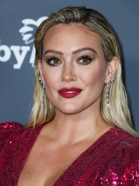 Aktris Hilary Duff, ayakkabı giyerken ve Jimmy Choo 'nun el çantası taşırken Osman elbisesi ve Rahamoniv mücevheri takıyor. 13 Kasım 2021' de ABD 'nin Los Angeles kentindeki Pasifik Tasarım Merkezi' nde düzenlenen 10 yıllık Bebek Galası 2021 'e geliyor..