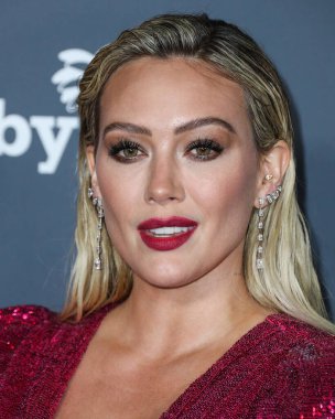 Aktris Hilary Duff, ayakkabı giyerken ve Jimmy Choo 'nun el çantası taşırken Osman elbisesi ve Rahamoniv mücevheri takıyor. 13 Kasım 2021' de ABD 'nin Los Angeles kentindeki Pasifik Tasarım Merkezi' nde düzenlenen 10 yıllık Bebek Galası 2021 'e geliyor..