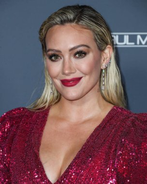 Aktris Hilary Duff, ayakkabı giyerken ve Jimmy Choo 'nun el çantası taşırken Osman elbisesi ve Rahamoniv mücevheri takıyor. 13 Kasım 2021' de ABD 'nin Los Angeles kentindeki Pasifik Tasarım Merkezi' nde düzenlenen 10 yıllık Bebek Galası 2021 'e geliyor..