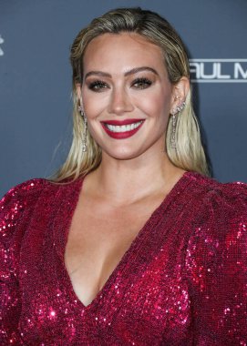 Aktris Hilary Duff, ayakkabı giyerken ve Jimmy Choo 'nun el çantası taşırken Osman elbisesi ve Rahamoniv mücevheri takıyor. 13 Kasım 2021' de ABD 'nin Los Angeles kentindeki Pasifik Tasarım Merkezi' nde düzenlenen 10 yıllık Bebek Galası 2021 'e geliyor..