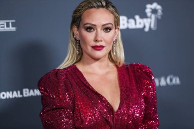 Aktris Hilary Duff, ayakkabı giyerken ve Jimmy Choo 'nun el çantası taşırken Osman elbisesi ve Rahamoniv mücevheri takıyor. 13 Kasım 2021' de ABD 'nin Los Angeles kentindeki Pasifik Tasarım Merkezi' nde düzenlenen 10 yıllık Bebek Galası 2021 'e geliyor..