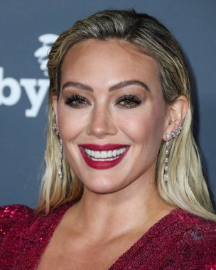 Aktris Hilary Duff, ayakkabı giyerken ve Jimmy Choo 'nun el çantası taşırken Osman elbisesi ve Rahamoniv mücevheri takıyor. 13 Kasım 2021' de ABD 'nin Los Angeles kentindeki Pasifik Tasarım Merkezi' nde düzenlenen 10 yıllık Bebek Galası 2021 'e geliyor..