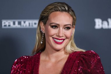 Aktris Hilary Duff, ayakkabı giyerken ve Jimmy Choo 'nun el çantası taşırken Osman elbisesi ve Rahamoniv mücevheri takıyor. 13 Kasım 2021' de ABD 'nin Los Angeles kentindeki Pasifik Tasarım Merkezi' nde düzenlenen 10 yıllık Bebek Galası 2021 'e geliyor..