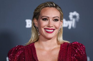 Aktris Hilary Duff, ayakkabı giyerken ve Jimmy Choo 'nun el çantası taşırken Osman elbisesi ve Rahamoniv mücevheri takıyor. 13 Kasım 2021' de ABD 'nin Los Angeles kentindeki Pasifik Tasarım Merkezi' nde düzenlenen 10 yıllık Bebek Galası 2021 'e geliyor..
