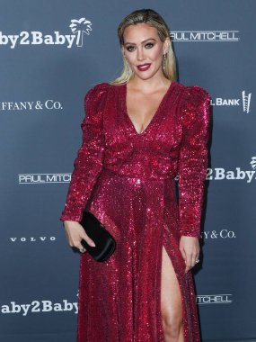Aktris Hilary Duff, ayakkabı giyerken ve Jimmy Choo 'nun el çantası taşırken Osman elbisesi ve Rahamoniv mücevheri takıyor. 13 Kasım 2021' de ABD 'nin Los Angeles kentindeki Pasifik Tasarım Merkezi' nde düzenlenen 10 yıllık Bebek Galası 2021 'e geliyor..