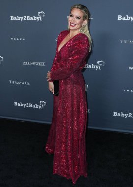Aktris Hilary Duff, ayakkabı giyerken ve Jimmy Choo 'nun el çantası taşırken Osman elbisesi ve Rahamoniv mücevheri takıyor. 13 Kasım 2021' de ABD 'nin Los Angeles kentindeki Pasifik Tasarım Merkezi' nde düzenlenen 10 yıllık Bebek Galası 2021 'e geliyor..