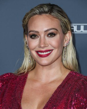 Aktris Hilary Duff, ayakkabı giyerken ve Jimmy Choo 'nun el çantası taşırken Osman elbisesi ve Rahamoniv mücevheri takıyor. 13 Kasım 2021' de ABD 'nin Los Angeles kentindeki Pasifik Tasarım Merkezi' nde düzenlenen 10 yıllık Bebek Galası 2021 'e geliyor..