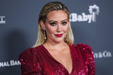 Aktris Hilary Duff, ayakkabı giyerken ve Jimmy Choo 'nun el çantası taşırken Osman elbisesi ve Rahamoniv mücevheri takıyor. 13 Kasım 2021' de ABD 'nin Los Angeles kentindeki Pasifik Tasarım Merkezi' nde düzenlenen 10 yıllık Bebek Galası 2021 'e geliyor..