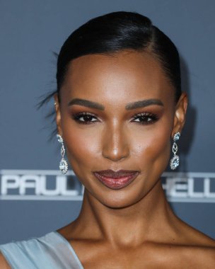 Model Jasmine Tookes, 13 Kasım 2021 tarihinde Batı Hollywood, Los Angeles, Kaliforniya, ABD 'deki Pasifik Tasarım Merkezi' nde düzenlenen Baby2Baby 10 yıllık galasına geldi.. 