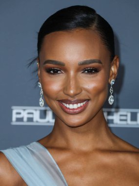 Model Jasmine Tookes, 13 Kasım 2021 tarihinde Batı Hollywood, Los Angeles, Kaliforniya, ABD 'deki Pasifik Tasarım Merkezi' nde düzenlenen Baby2Baby 10 yıllık galasına geldi.. 