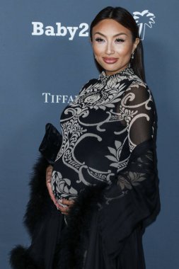 Televizyon sunucusu Jeannie Mai, 13 Kasım 2021 'de Batı Hollywood, Los Angeles, Kaliforniya, ABD' deki Pacific Design Center 'da düzenlenen Baby2Baby 10-Yıl Gala 2021' e geldi..