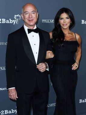 Amazon.com 'un Amerikalı girişimci / kurucusu ve yönetim kurulu başkanı Jeff Bezos ve kız arkadaşı / Amerikalı haber spikeri Lauren Sanchez 13 Kasım 2021' de Batı Hollywood, Los Angeles 'taki Pasifik Tasarım Merkezi' nde düzenlenen 10 yıllık Bebek Galası 2021 'e geldiler.