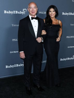 Amazon.com 'un Amerikalı girişimci / kurucusu ve yönetim kurulu başkanı Jeff Bezos ve kız arkadaşı / Amerikalı haber spikeri Lauren Sanchez 13 Kasım 2021' de Batı Hollywood, Los Angeles 'taki Pasifik Tasarım Merkezi' nde düzenlenen 10 yıllık Bebek Galası 2021 'e geldiler.
