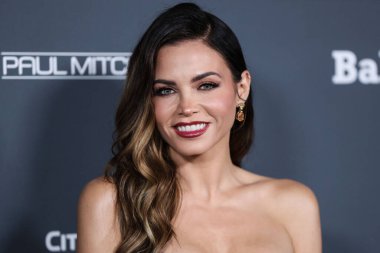 Zuhair Murad elbisesi ve Giuseppe Zanotti ayakkabıları giyen aktris Jenna Dewan, 4 Kasım 2021 'de Batı Hollywood, Los Angeles, Kaliforniya' daki Pasifik Tasarım Merkezi 'nde düzenlenen TikTok ve Jeremy Scott onuruna Los Angeles' taki amfAR galasına geldi., 