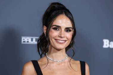 Monot elbisesi ve Vrai mücevheri giyen aktris Jordana Brewster, 13 Kasım 2021 tarihinde Batı Hollywood, Los Angeles, Kaliforniya, ABD 'deki Pasifik Tasarım Merkezi' nde düzenlenen Baby2Baby 10 yıllık galasına geldi..