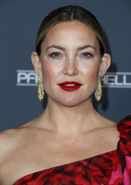 Carolina Herrera elbisesi giyen aktris Kate Hudson, 13 Kasım 2021 'de Amerika Birleşik Devletleri' nin Los Angeles, Kaliforniya, Batı Hollywood 'daki Pacific Design Center' da düzenlenen Bebek 10 yıllık galasına geldi.. 