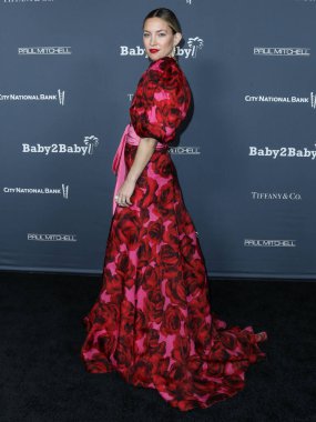 Carolina Herrera elbisesi giyen aktris Kate Hudson, 13 Kasım 2021 'de Amerika Birleşik Devletleri' nin Los Angeles, Kaliforniya, Batı Hollywood 'daki Pacific Design Center' da düzenlenen Bebek 10 yıllık galasına geldi.. 