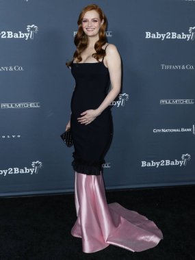 Anabela Chan küpeleri takan aktris Lydia Hearst Shaw, 13 Kasım 2021 'de Batı Hollywood, Los Angeles, Kaliforniya, ABD' deki Pacific Design Center 'da düzenlenen Baby2Baby 10 yıllık galasına geldi.. 