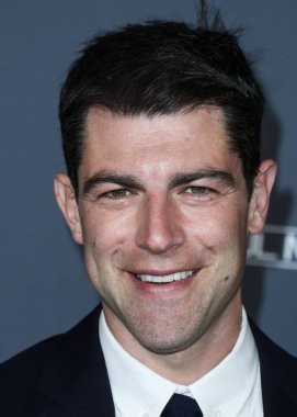 Max Greenfield, 13 Kasım 2021 'de Batı Hollywood, Los Angeles, Kaliforniya, ABD' deki Pasifik Tasarım Merkezi 'nde düzenlenen 10 yıllık Bebek Galası' na ulaşır.. 