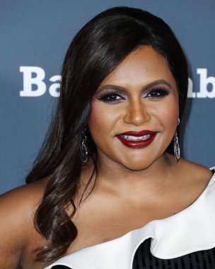 Le Vian küpeleri ve bir Candy Ice yüzüğü takan aktris Mindy Kaling, 13 Kasım 2021 'de Amerika Birleşik Devletleri' nin Los Angeles eyaletinin Batı Hollywood şehrindeki Pasifik Tasarım Merkezi 'nde düzenlenen Baby2Baby 10 yıllık galasına geldi..