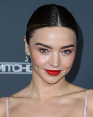 Michael Kors elbisesi, Rahaminov mücevheri ve Manolo Blanik ayakkabısı giyen manken Miranda Kerr, 13 Kasım 2021 'de ABD' nin Los Angeles kentindeki Pasifik Tasarım Merkezi 'nde düzenlenen 10 yıllık Bebek Galası 2021' e ulaşır..