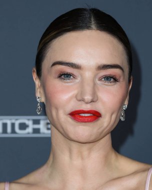 Michael Kors elbisesi, Rahaminov mücevheri ve Manolo Blanik ayakkabısı giyen manken Miranda Kerr, 13 Kasım 2021 'de ABD' nin Los Angeles kentindeki Pasifik Tasarım Merkezi 'nde düzenlenen 10 yıllık Bebek Galası 2021' e ulaşır..