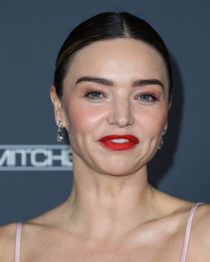 Michael Kors elbisesi, Rahaminov mücevheri ve Manolo Blanik ayakkabısı giyen manken Miranda Kerr, 13 Kasım 2021 'de ABD' nin Los Angeles kentindeki Pasifik Tasarım Merkezi 'nde düzenlenen 10 yıllık Bebek Galası 2021' e ulaşır..