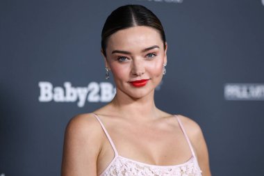 Michael Kors elbisesi, Rahaminov mücevheri ve Manolo Blanik ayakkabısı giyen manken Miranda Kerr, 13 Kasım 2021 'de ABD' nin Los Angeles kentindeki Pasifik Tasarım Merkezi 'nde düzenlenen 10 yıllık Bebek Galası 2021' e ulaşır..