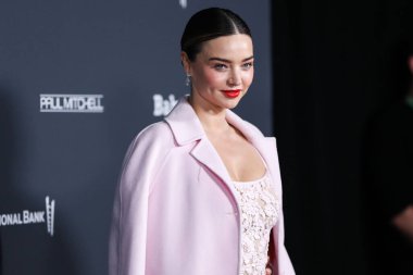 Michael Kors elbisesi, Rahaminov mücevheri ve Manolo Blanik ayakkabısı giyen manken Miranda Kerr, 13 Kasım 2021 'de ABD' nin Los Angeles kentindeki Pasifik Tasarım Merkezi 'nde düzenlenen 10 yıllık Bebek Galası 2021' e ulaşır..