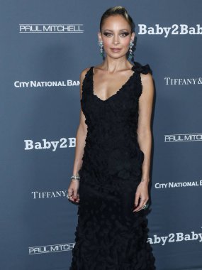 Anabela Chan takılarını takan televizyon karakteri Nicole Richie, 13 Kasım 2021 'de Batı Hollywood, Los Angeles, Kaliforniya, ABD' deki Pacific Design Center 'da düzenlenen Baby2Baby 10 yıllık Gala 2021' e ulaştı..