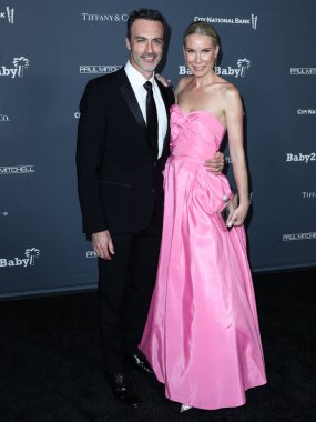 Aktör Reid Scott ve eşi Elspeth Keller, 13 Kasım 2021 'de Batı Hollywood, Los Angeles, Kaliforniya, ABD' deki Pacific Design Center 'da düzenlenen Baby2Baby 10 yıllık Gala 2021' e geldiler..