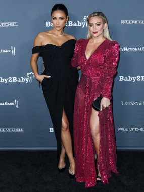 Oyuncular Shay Mitchell ve Hilary Duff, 13 Kasım 2021 'de Batı Hollywood, Los Angeles, Kaliforniya, ABD' deki Pasifik Tasarım Merkezi 'nde düzenlenen Bebek 10 Yıl Gala 2021' e geldiler.